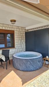Studio Apartment Đuli Rabac with private hot tub and free parking