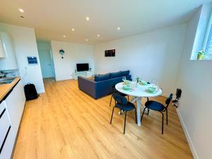 Modern 1BR & 1LR Apartment, 10 min Walk to City Center