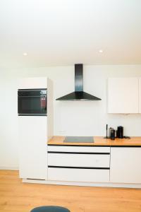 Modern 1BR & 1LR Apartment, 10 min Walk to City Center