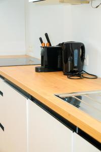 Modern 1BR & 1LR Apartment, 10 min Walk to City Center