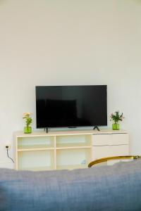 Modern 1BR & 1LR Apartment, 10 min Walk to City Center