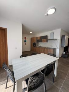 Spacious Stay 2 Bed with Terrace - by HostMT