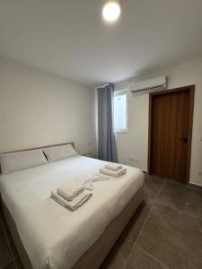 Spacious Stay 2 Bed with Terrace - by HostMT
