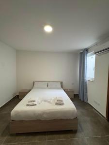 Spacious Stay 2 Bed with Terrace - by HostMT