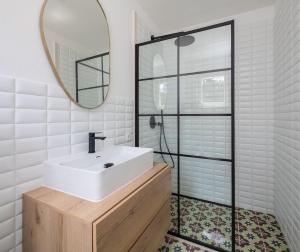 Charming Luxury Seafront Villa with heatable Pool