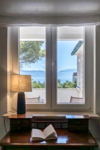 Charming Luxury Seafront Villa with heatable Pool