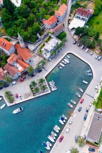 Charming Luxury Seafront Villa with heatable Pool