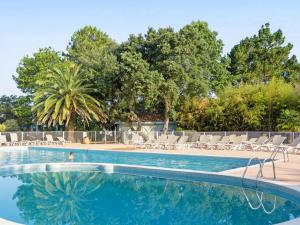 Appartements Cocoon Albatros, Golf view, pool, pine trees and ocean : photos des chambres