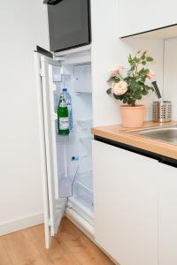 Chic & Modern 1BR & 1LR Apt, 12 Min Walk to Rabot