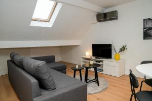 Chic & Modern 1BR & 1LR Apt, 12 Min Walk to Rabot