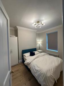 Stylish Four-Bed Haven Near Greenwich