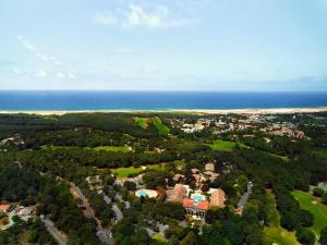 Appartements Cocoon Albatros, Golf view, pool, pine trees and ocean : photos des chambres