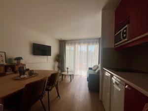 Appartements Cocoon Albatros, Golf view, pool, pine trees and ocean : photos des chambres