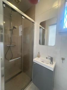 4 Bed-Sleeps 8-Private Pool-HotTub-AirCon