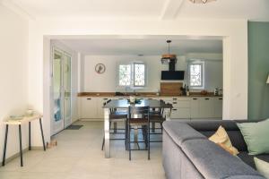 Maisons de vacances Maison familiale au vert avec piscine et petanque : photos des chambres