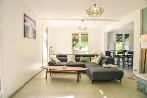 Maisons de vacances Maison familiale au vert avec piscine et petanque : photos des chambres
