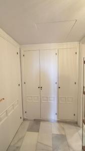 Habitación deluxe con baño privado en Atalaya Apartagolf, Estepona