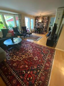 Scenic cottage near lake