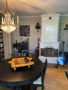 Scenic cottage near lake