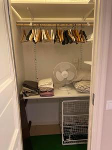 Scenic cottage near lake