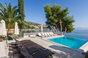 Seafront Villa - with heated swimming pool