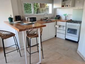 Monoambiente cálido frente a playa bonita