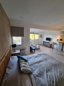 Monoambiente cálido frente a playa bonita