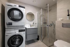 F-Apartments - Emperor Size Bed, City Center, Contactless