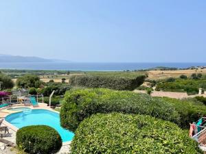 villa vue mer avec piscine et jardin arboré