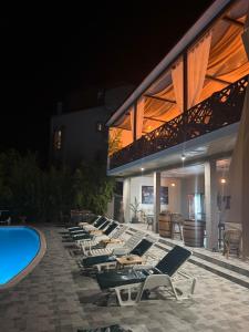 City view & pool apartment