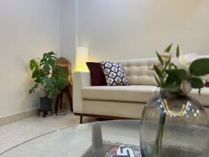 Peaceful & Cozy Stay with Green Balcony & Breakfast