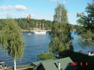Serene lakeside cabin next to the sea just 10 minutes from Stockholm city