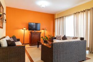 Cheerful 4 Bedroom house with Swimming Pool