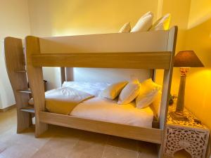 Maisons de vacances Villa de vacances a Gordes avec piscine, La Bastide de Lea : Maison 3 Chambres