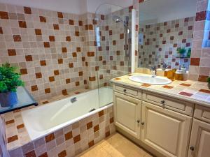 Villa de vacances à Gordes avec piscine partagée, La Bastide de Léa