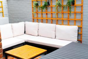 Sleeps 14 The Old Trafford Family Zen by Genesis Living