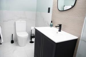 Sleeps 14 The Old Trafford Family Zen by Genesis Living