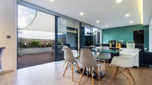 The Jolie - A Retreat in the City in an Entire House