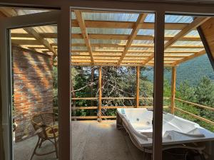 Hill House - Wine Cellar & Fishery in Varjanisi