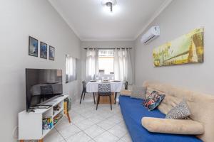 Apê na Tupi com Ar Condicionado nos Quartos e Sala, Garagem e a 100m da praia