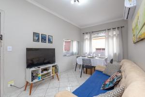 Apê na Tupi com Ar Condicionado nos Quartos e Sala, Garagem e a 100m da praia