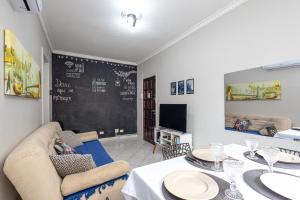 Apê na Tupi com Ar Condicionado nos Quartos e Sala, Garagem e a 100m da praia