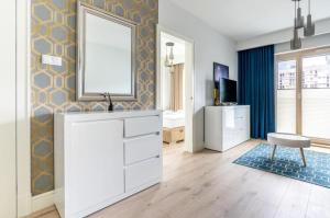 Urban Chic - Mennica Residence - One Bedroom Apartment -CityCenter&65