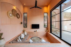 Villa Palmara - NEW 1BR Tropical with Pool Walk to Beach & Cafes