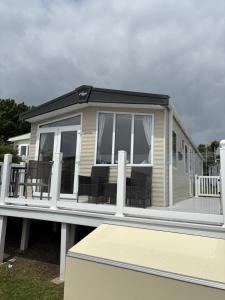 2 Bed, 2 Bathroom, modern Caravan with Sea views!