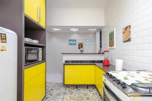 Apê na Tupi com Ar Condicionado nos Quartos e Sala, Garagem e a 100m da praia