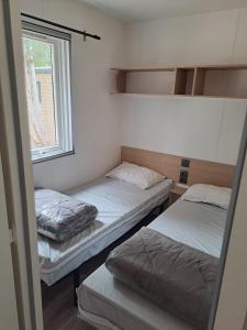 Campings M-H 6 pers cat premium 3 chbres clim LV tv ecran plat secteur familiale : photos des chambres