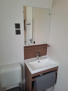 Campings M-H 6 pers cat premium 3 chbres clim LV tv ecran plat secteur familiale : photos des chambres