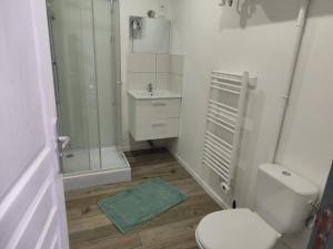 Maisons de vacances Les petits gites Ernee : Maison 2 Chambres