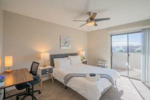Modern 2BD - Parking, Gym, Pool - Sleeps 8 - 5 Min Casino